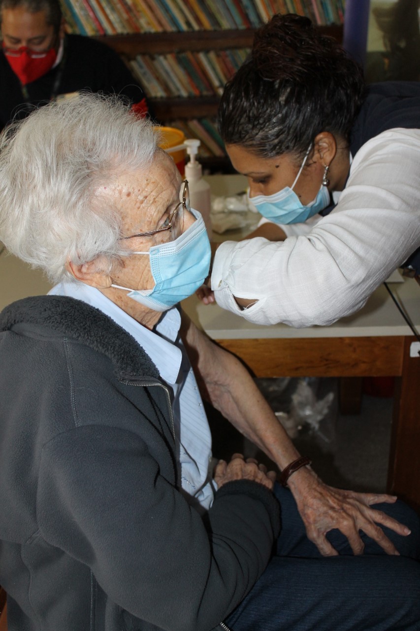 Blanche Struwig receives the vaccine