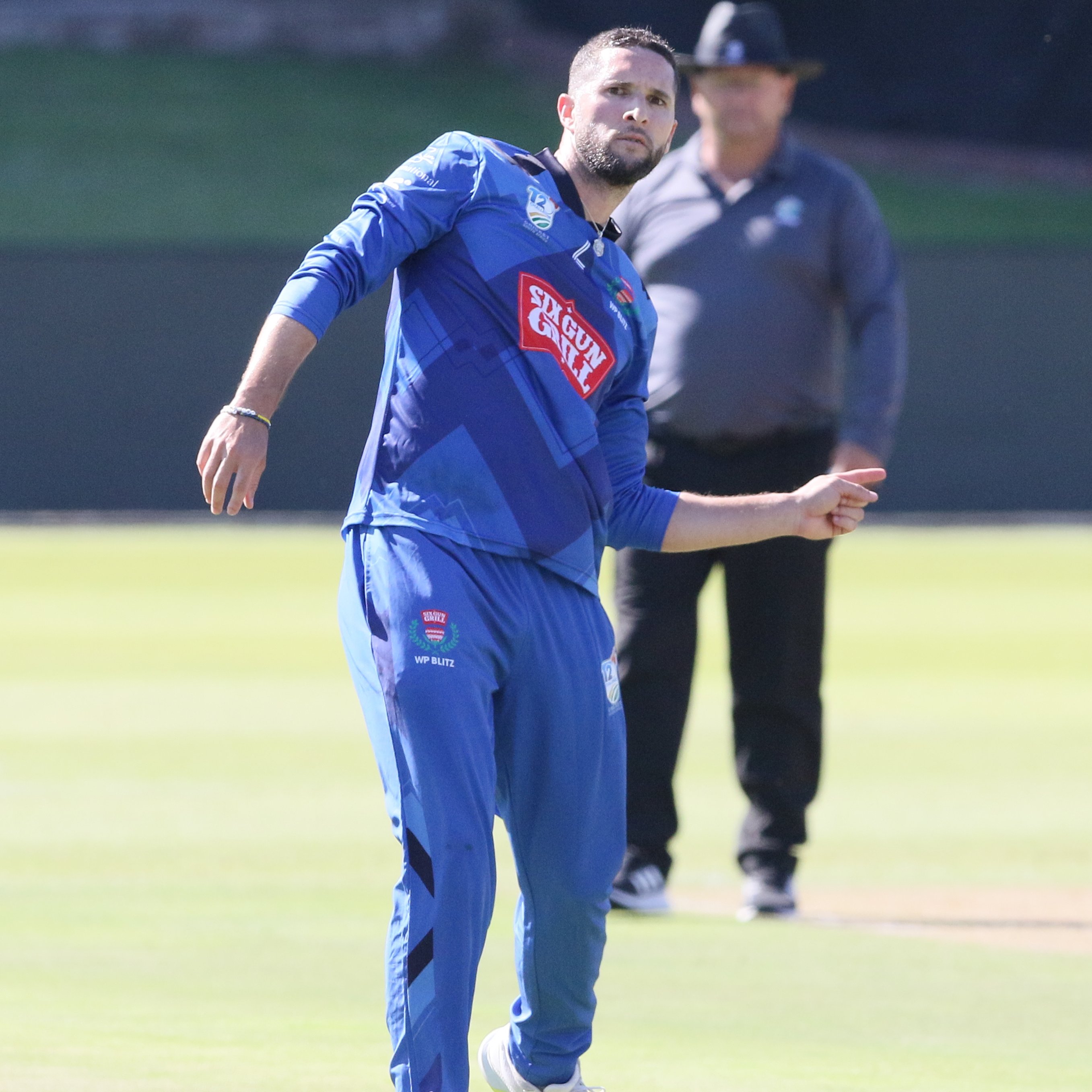 WP captain, Wayne Parnell directs his fielders in the Western Province CSA T20 Challenge encoutner against the Warriors